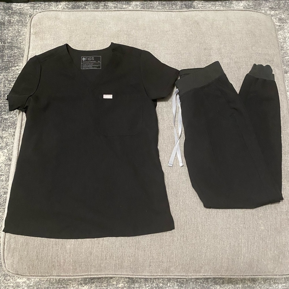 FIGS BLACK SCRUB SET